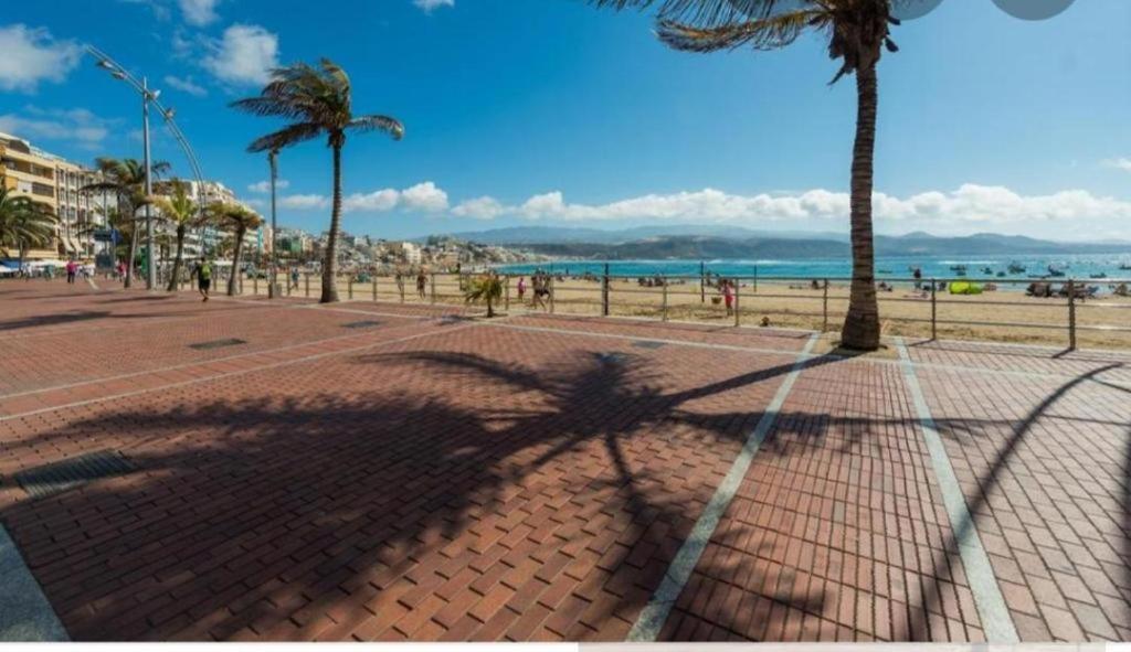Green Water At The Beach Las Palmas de Gran Canaria Exterior foto