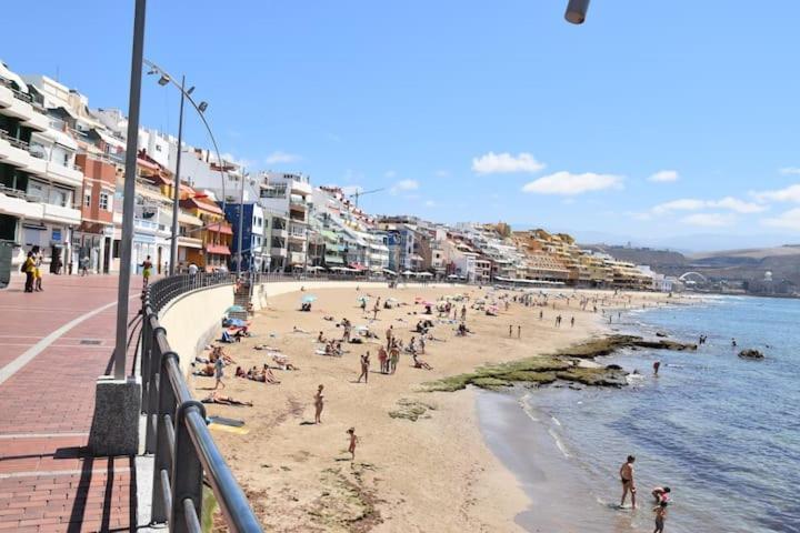 Green Water At The Beach Las Palmas de Gran Canaria Exterior foto