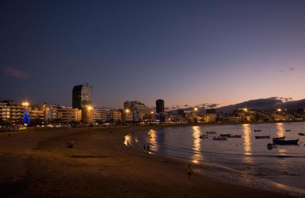 Green Water At The Beach Las Palmas de Gran Canaria Exterior foto